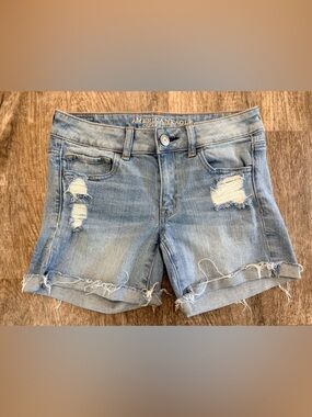 American Eagle Cuffed Denim Shorts 💙 Light Wash Distressed Midi Size 4 Raw Hem